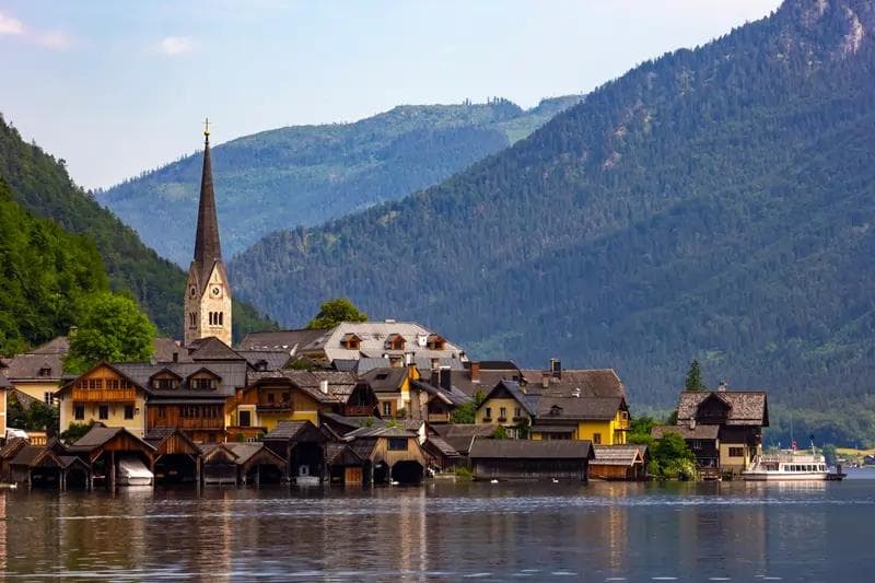 hallstatt village austria lake view